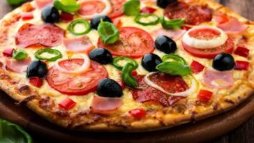 How is pizza eaten in Italy?