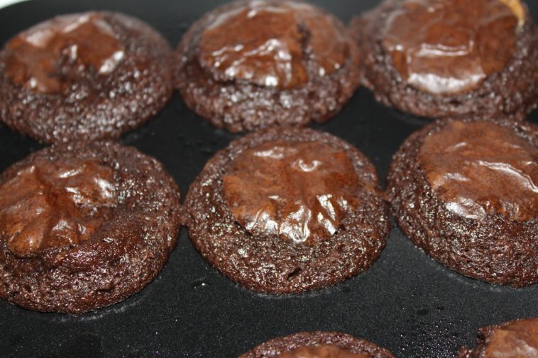 How long do you bake brownies in a glass pan?