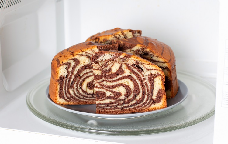 how long does it take to bake a cake in the microwave
