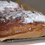 How long should banana bread cool before cutting?