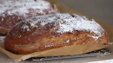 How long should banana bread cool before cutting?