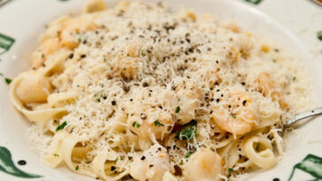 How many calories are in Olive Garden Seafood Alfredo?