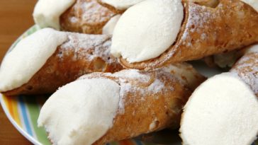 How many calories are in a cannoli from Publix?