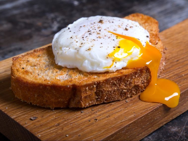 How many calories is 2 eggs on toast?
