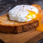 How many calories is 2 eggs on toast?