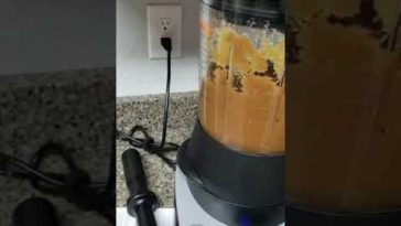 How many corks are in the deluxe cooking blender?