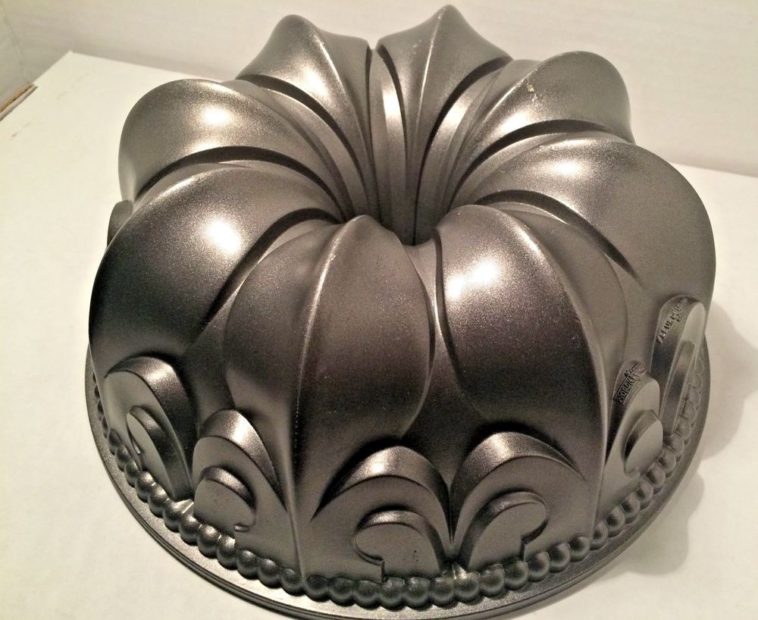 How many cups is the Nordic Ware original Bundt pan?