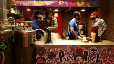 How much do ice cream shop owners make a year?