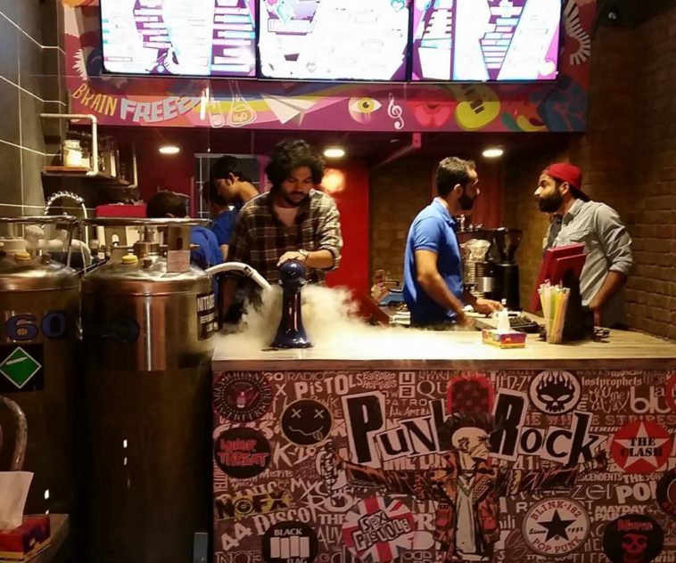 How much do ice cream shop owners make a year?