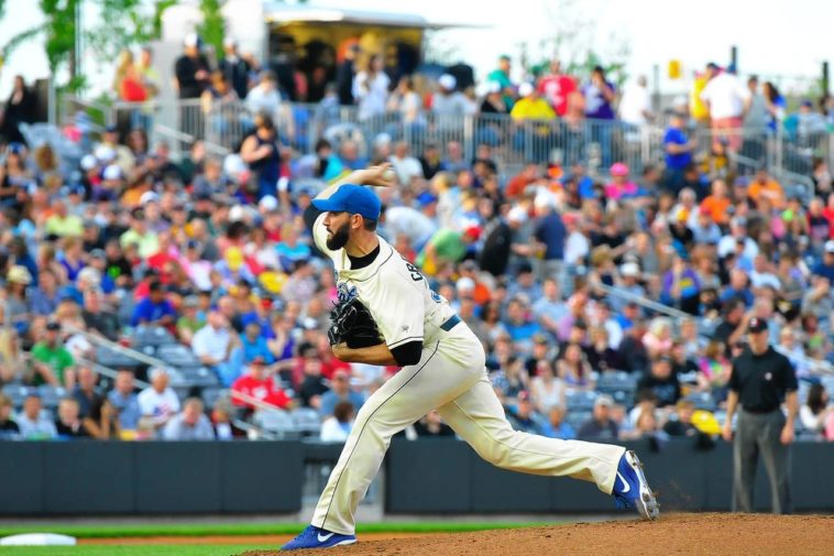 How much do independent ball players make?