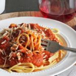 How much sauce should you use for a pound of pasta?