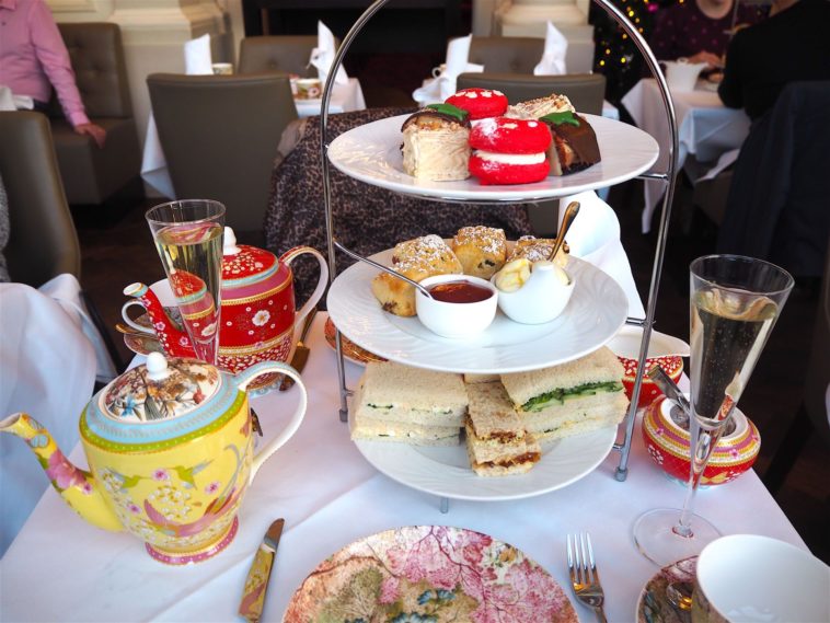 How much tea do I need for a party?