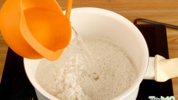 How much water do you add to 2 cups of rice?