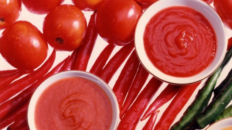 How much water do you add to tomato paste for tomato sauce?