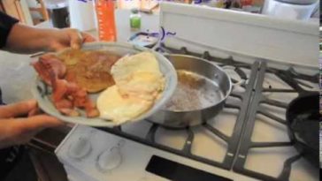 Is it OK to cook eggs in bacon grease?