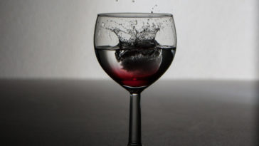 Is it OK to drink red wine with ice?