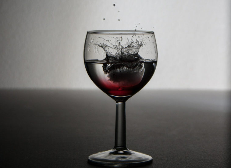 Is it OK to drink red wine with ice?
