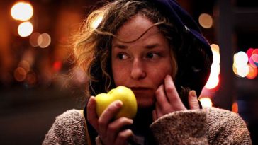 Is it OK to eat apple at night?