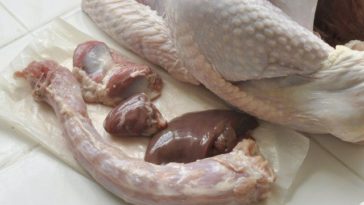 Is it OK to leave giblets in turkey?