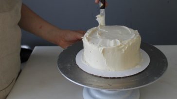 Is it OK to make your own wedding cake?