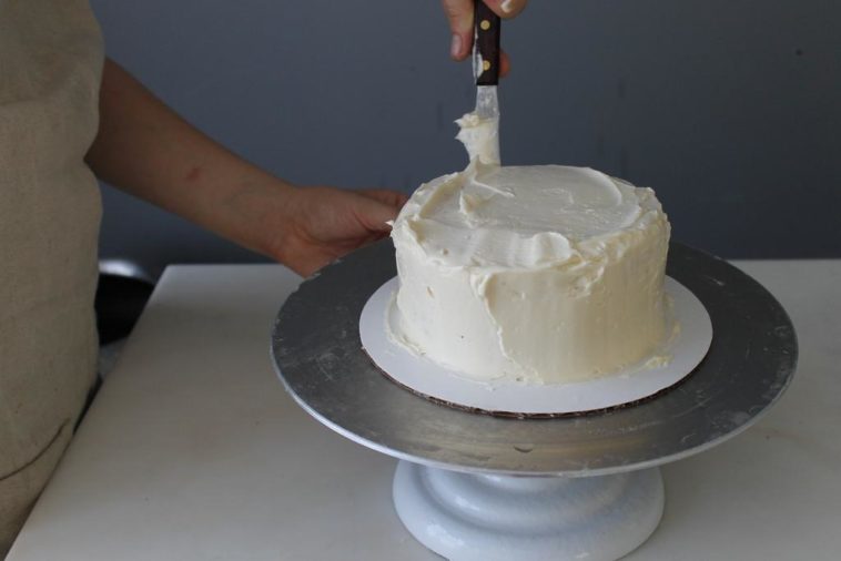 Is it OK to make your own wedding cake?