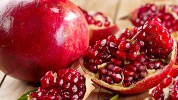 Is it OK to swallow the pomegranate seeds?