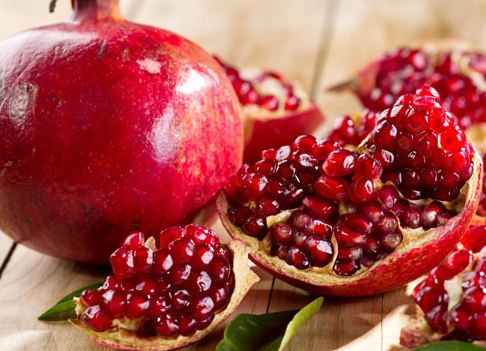 Is it OK to swallow the pomegranate seeds?