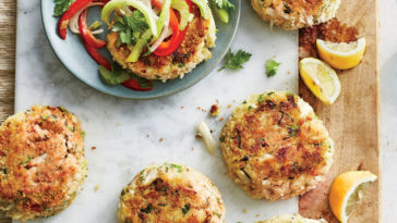 Is it better to bake or saute crab cakes?