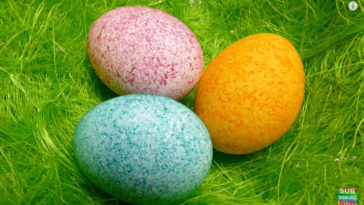 Is it better to color Easter eggs warm or cold?
