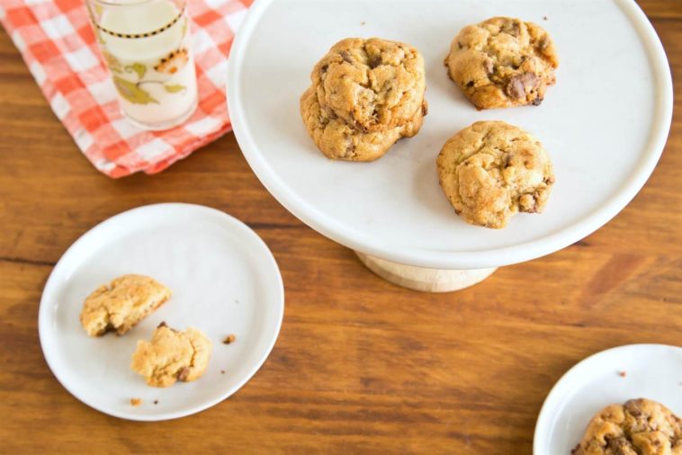 Is it better to freeze cookie dough or baked cookies?