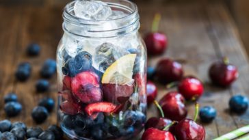 Is it better to freeze food in glass or plastic?