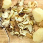 Is it better to peel potatoes wet or dry?