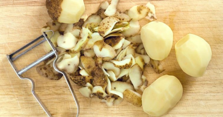 Is it better to peel potatoes wet or dry?