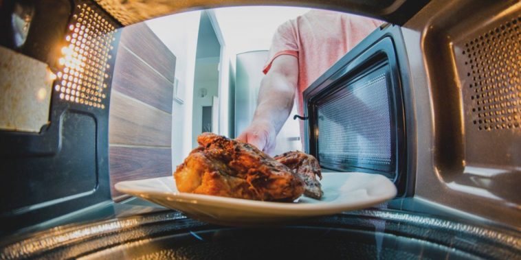 Is it better to reheat food in oven or microwave?