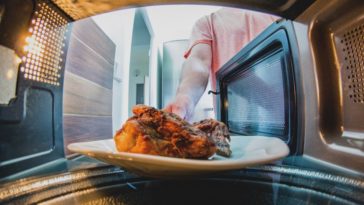 Is it better to reheat food in oven or microwave?