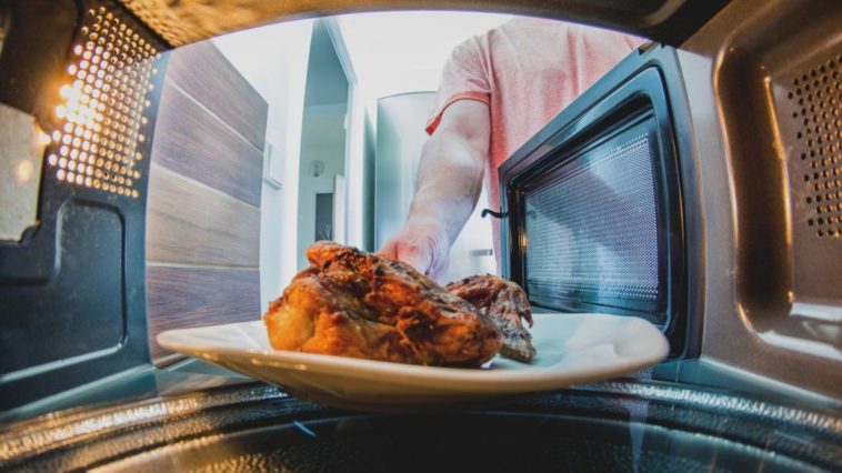 Is it better to reheat food in oven or microwave?