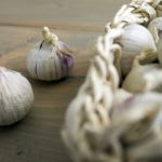 Is it good to eat garlic before bed?