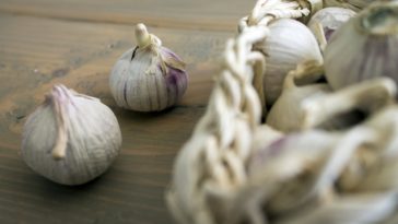 Is it good to eat garlic before bed?