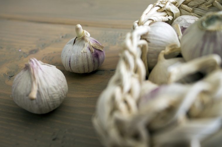 Is it good to eat garlic before bed?