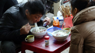Is it rude to slurp noodles in Italy?