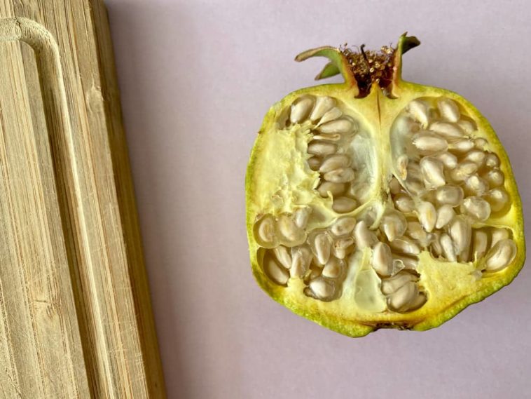 Is it safe to eat unripe pomegranate?