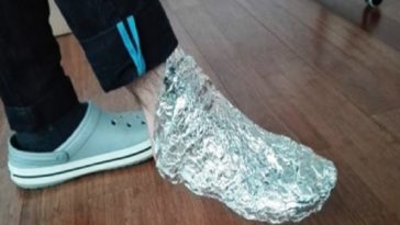 Is it safe to wrap your feet in aluminum foil?