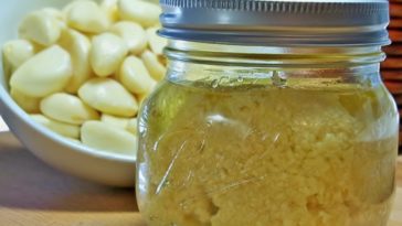 Is minced garlic in a jar healthy?