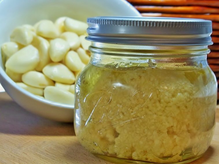 Is minced garlic in a jar healthy?