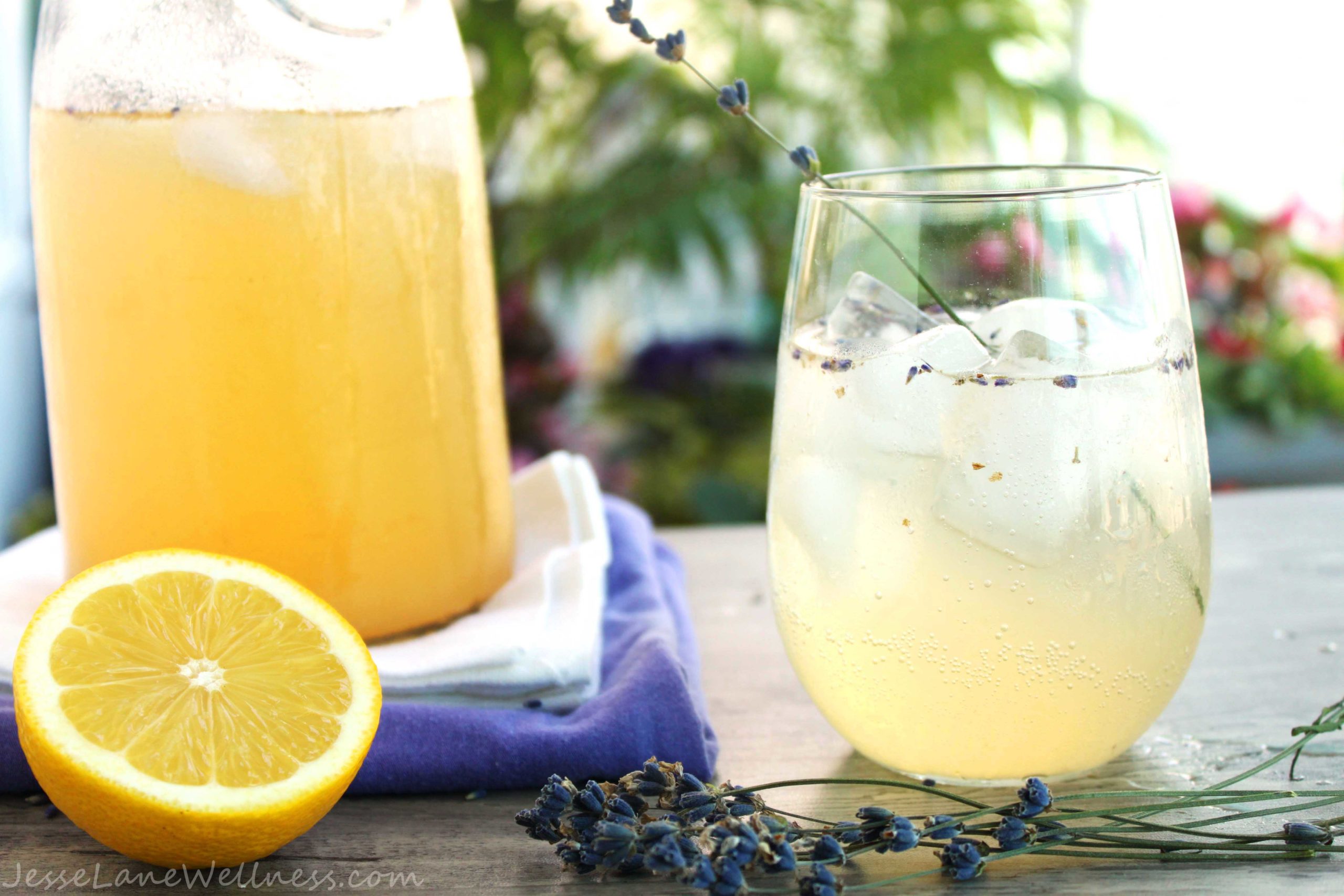 Вода лимон сахар лимонад. Лимонад. Прохладительные напитки. Лавандовый лимонад с сиропом. Лимонад сахара.