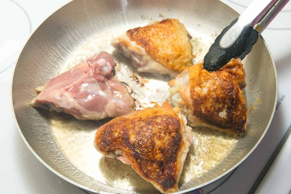 Сколько по времени жарится курица. Куриные бёдра на сковороде. Жареные куриные бедра на сковороде. Бедро куриное жареное. Жареные бедра курицы в духовке.