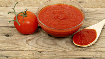 Should you add tomato paste to sauce?