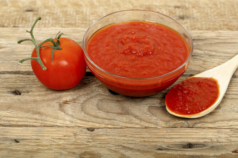 Should you add tomato paste to sauce?