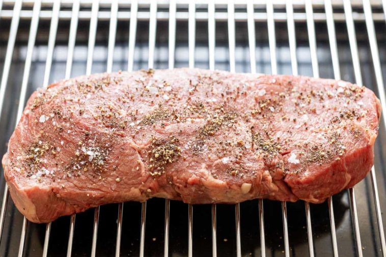 Should you oil steak before broiling?