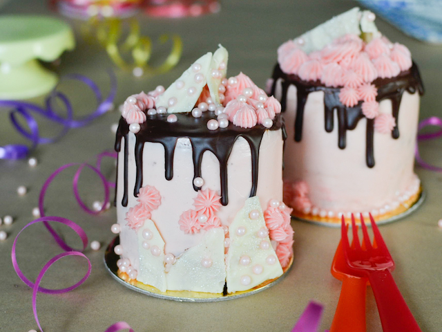 What are mini cakes called?